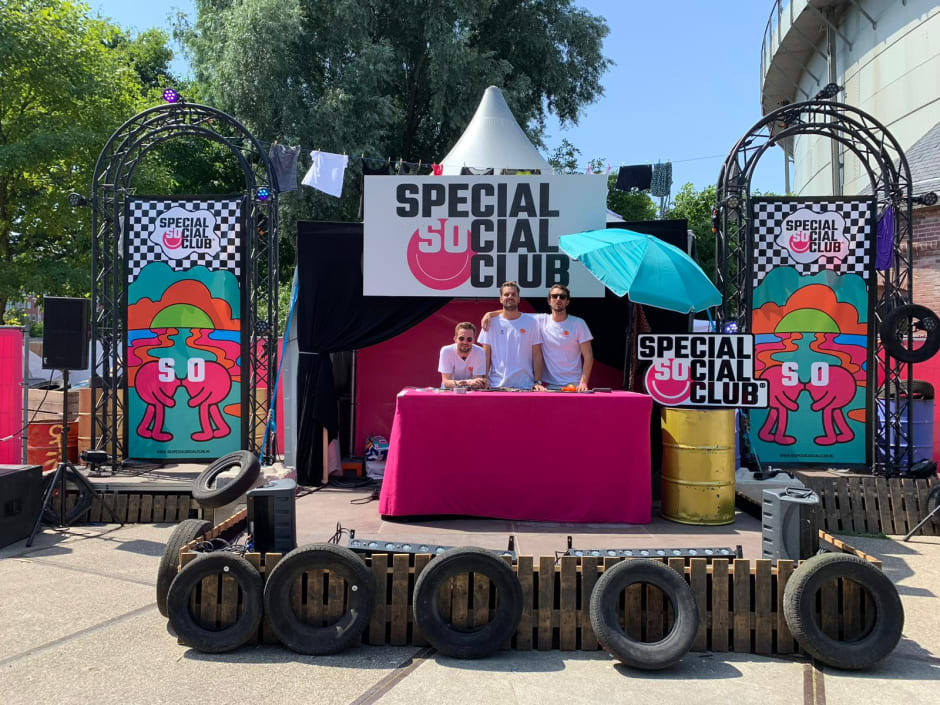 De oprichters op Milkshake, het eerste festival. V.l.n.r.: Koos, Hugo, Karel